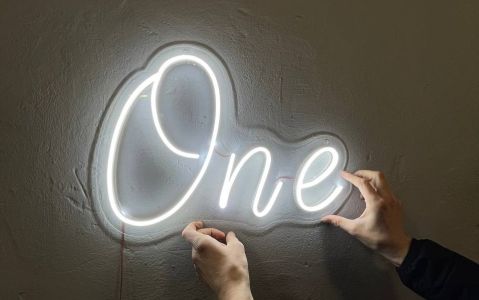 Неоновий надпис "One"