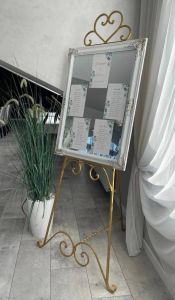 Дзеркало з білою дерев'яною рамкою