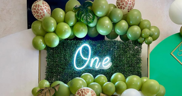 Неоновий надпис "One"